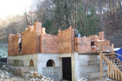 Первый молебен в растущих стенах храма01
