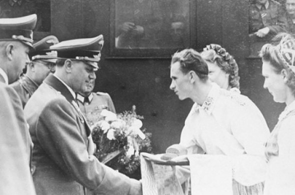 Елена Лаврентьева «Лакеи вечные Европы»
