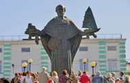 Сегодня в&nbsp;центре Мурманска состоялось открытие монумента Николаю Чудотворцу, идея создания которого принадлежит легендарному путешественнику Фёдору Конюхову