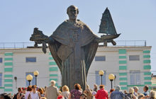 Сегодня в&nbsp;центре Мурманска состоялось открытие монумента Николаю Чудотворцу, идея создания которого принадлежит легендарному путешественнику Фёдору Конюхову